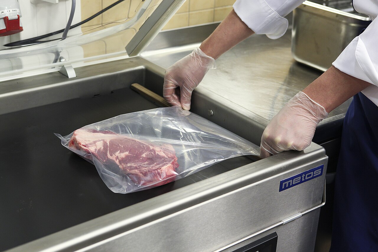 Envasado al vacío de una pieza de carne en una máquina de campana